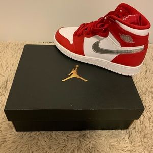 Air Jordan 1 Retro High Tops - Red/White